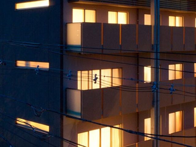 暖かい光の外観 外観 施設の外壁から漏れる暖かい光が、夜の訪問でも安心感を与えます。