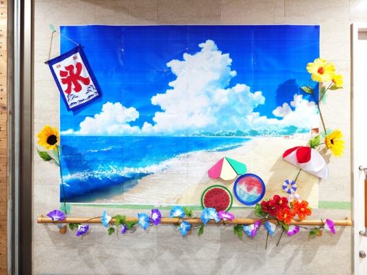 夏の飾りがある廊下  