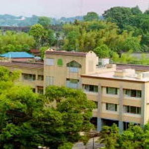 緑に囲まれた建物