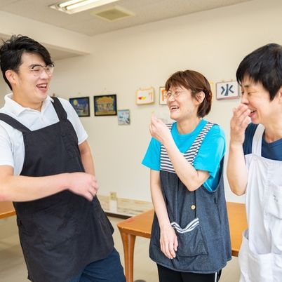 明るい室内のスタッフ