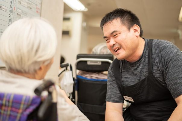 対話するスタッフ