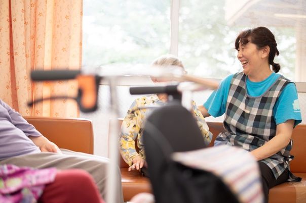 笑顔のスタッフと談笑する様子