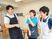 笑顔で話す職員3人の食堂  