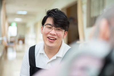 通路にいるスタッフ