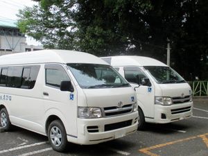 送迎車が並ぶ駐車場  