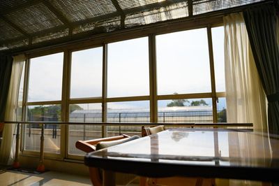 明るい日差しが入るリビング