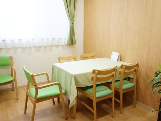 緑の椅子が並ぶ和やかな食堂