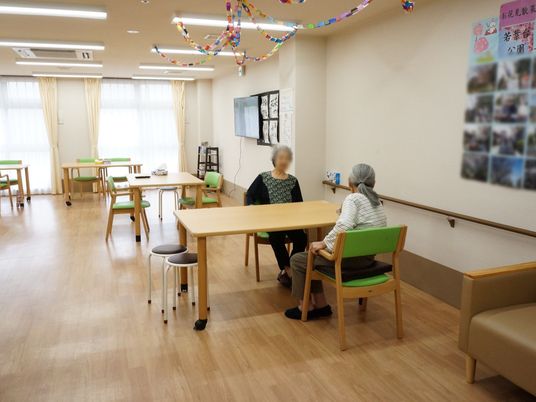 居室に座る二人の様子