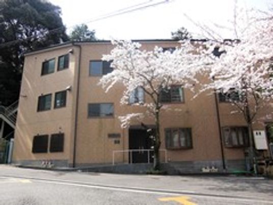 桜前の施設外観  