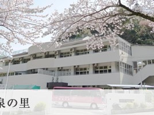 桜に囲まれた外観  