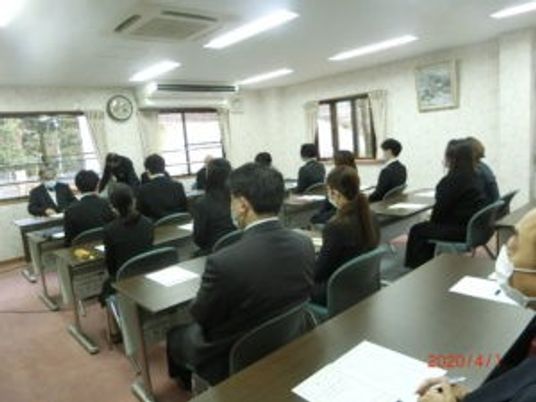 研修室で着席する参加者  