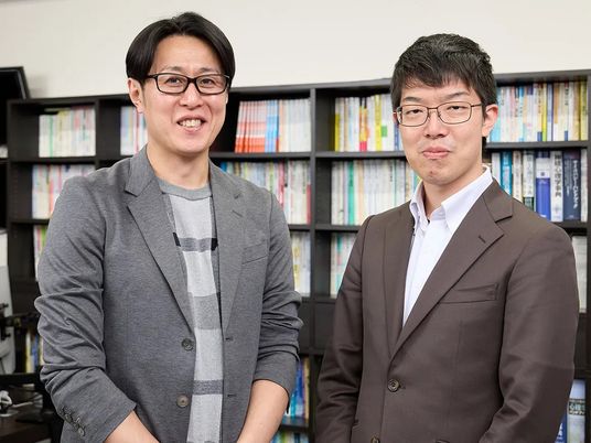 本棚前のスタッフ2人  