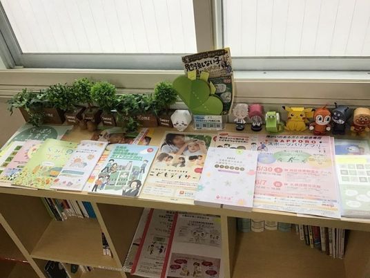 掲示物のある棚  