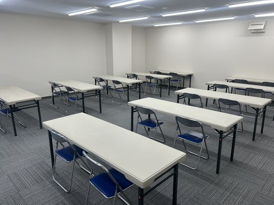 机が並ぶ多目的室  