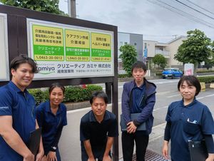 スタッフが並ぶ外観  