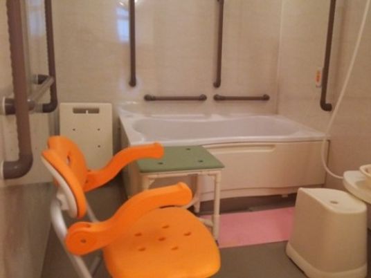 バリアフリー設計の浴室