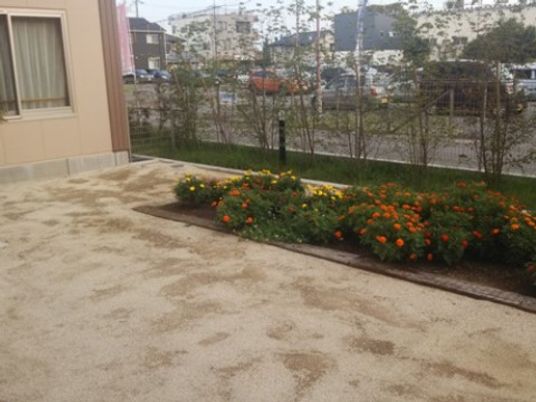 色とりどりの花壇の中庭