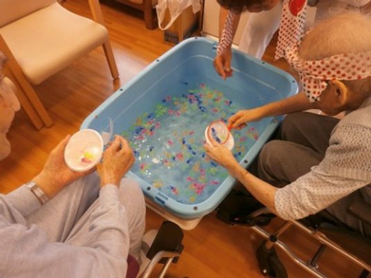 水遊びをする高齢者