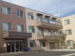 外観の明るい建物