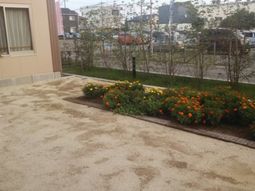 花壇付きの明るい中庭