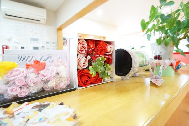 カラフルな花の飾り棚