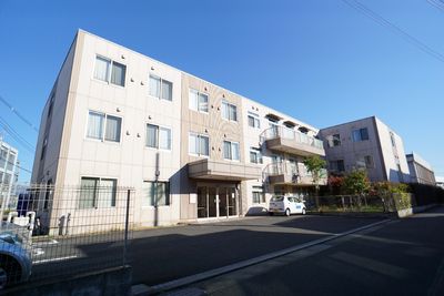 明るい日差しの建物外観