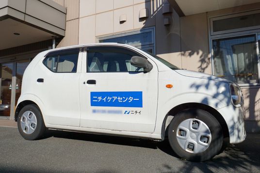 白い車両側面のロゴ