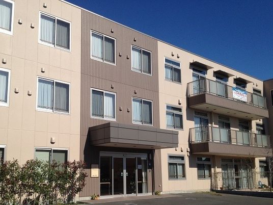 3階建ての施設外観  