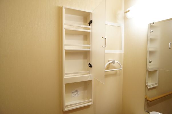 洗面台と鏡のある空間