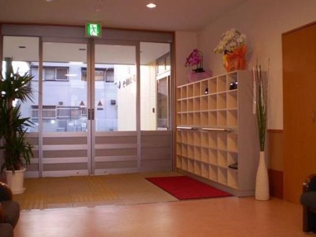 温もりのあるエントランス エントランス 心暖まる受付エリアは開放感があり、訪れる人を穏やかにお迎えします。明るく優しい印象を受ける場所です。