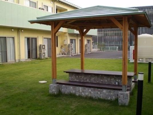 緑豊かな庭の休憩所