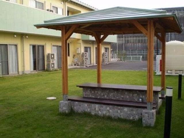 緑豊かな庭の休憩所 庭 ゆとりある庭にある休憩所は、心地よい風を感じながら寛げる空間となっています。緑に囲まれた開放感のある環境で、穏やかなひとときをお過ごしいただけます。