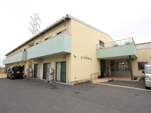 広々した施設の外観
