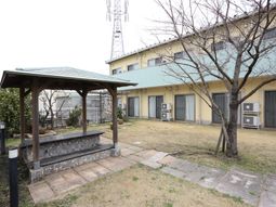中庭と建物の外観