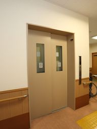 清潔なエレベーター入口