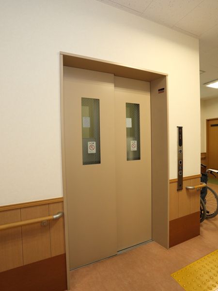 清潔なエレベーター入口