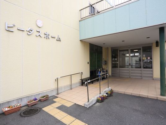 明るいエントランスの外観