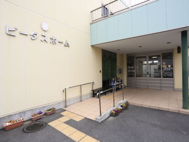 明るいエントランスの外観 玄関 清潔感のあふれるエントランスです。段差が少なく、花をあしらった明るい感じが歓迎してくれます。