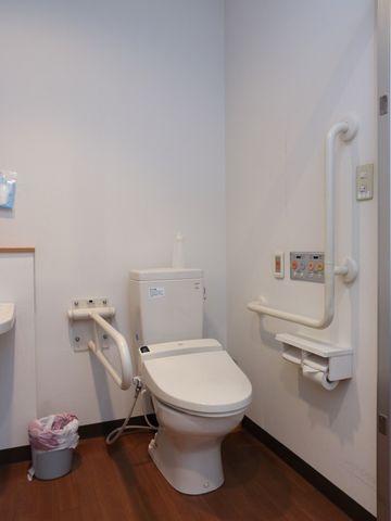 バリアフリートイレ設備 トイレ 手すり付きの安全なトイレです。ご高齢の方にも使いやすく配慮されております。