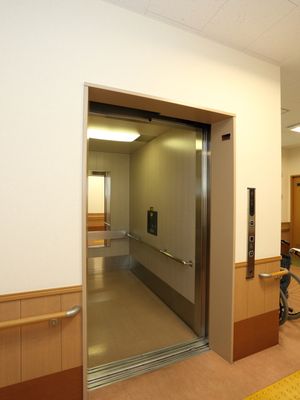 広々としたエレベーターの入口