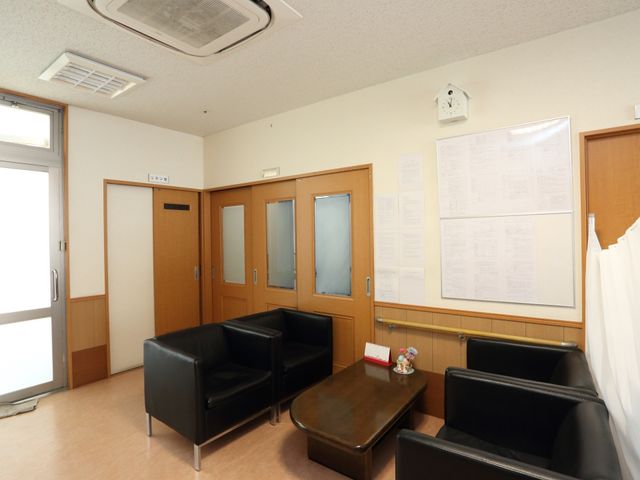 リラックスエリアの様子 談話室 快適な休憩が取れるスペースです。ゆったりとしたソファで、一息ついていただけます。