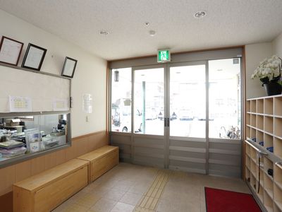 明るいエントランスの様子