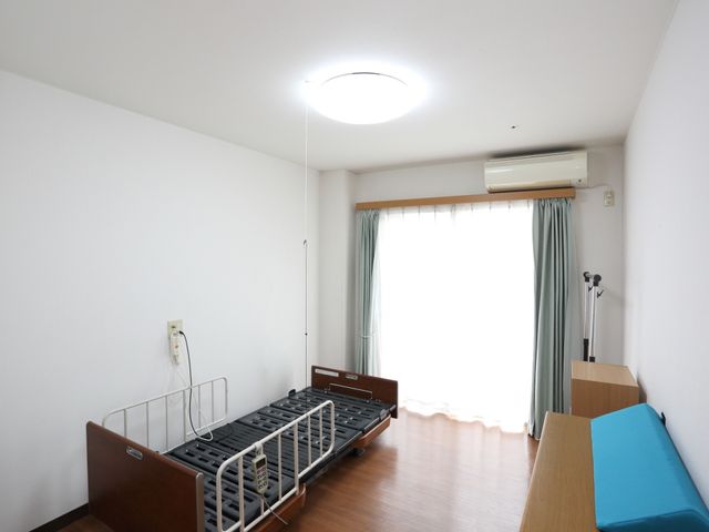 清潔な居室の様子 居室 明るく清潔感のある部屋は、利用者の快適な生活空間を提供しております。必要な設備が整い、安心して過ごせる環境が整っています。