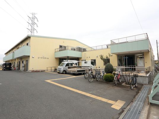広々とした敷地の施設外観