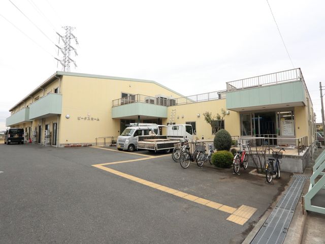 広々とした敷地の施設外観 外観 広々とした駐車場があり、明るい雰囲気のエントランスがお出迎えします。車や自転車での通勤も快適に行える環境です。