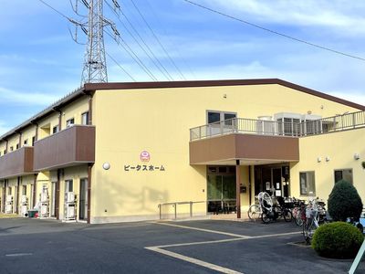 広々とした施設の外観
