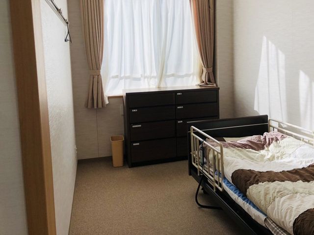 日差しが差し込む居室 居室 日差しがたっぷりと入り、落ち着いた雰囲気の居室です。温かみのある空間で快適に過ごせます。