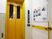 黄色いエレベーターと掲示板