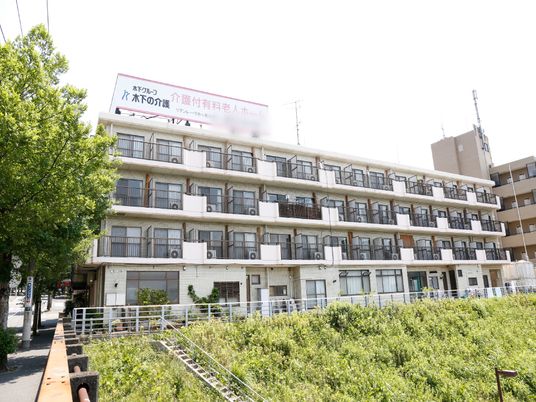 明るい建物外観