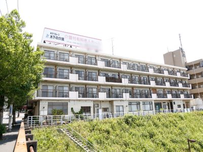 明るい建物外観